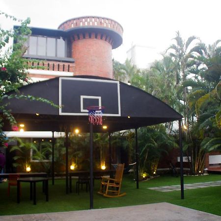 Hotel Brick Castle Madrás Exterior foto